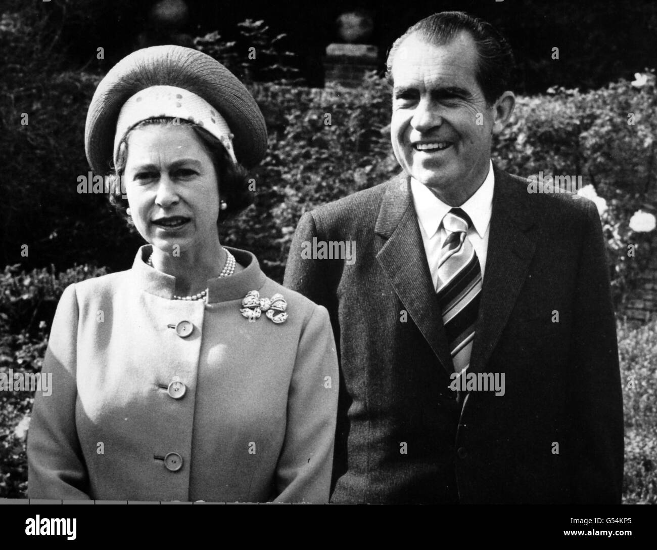 *Eingescannte Low-Res aus Print, High-Res auf Anfrage* Queen Elizabeth II. Mit dem amerikanischen Präsidenten Richard Nixon bei Chequers, der offiziellen Landsitz des Premierministers in Buckinghamshire. Stockfoto