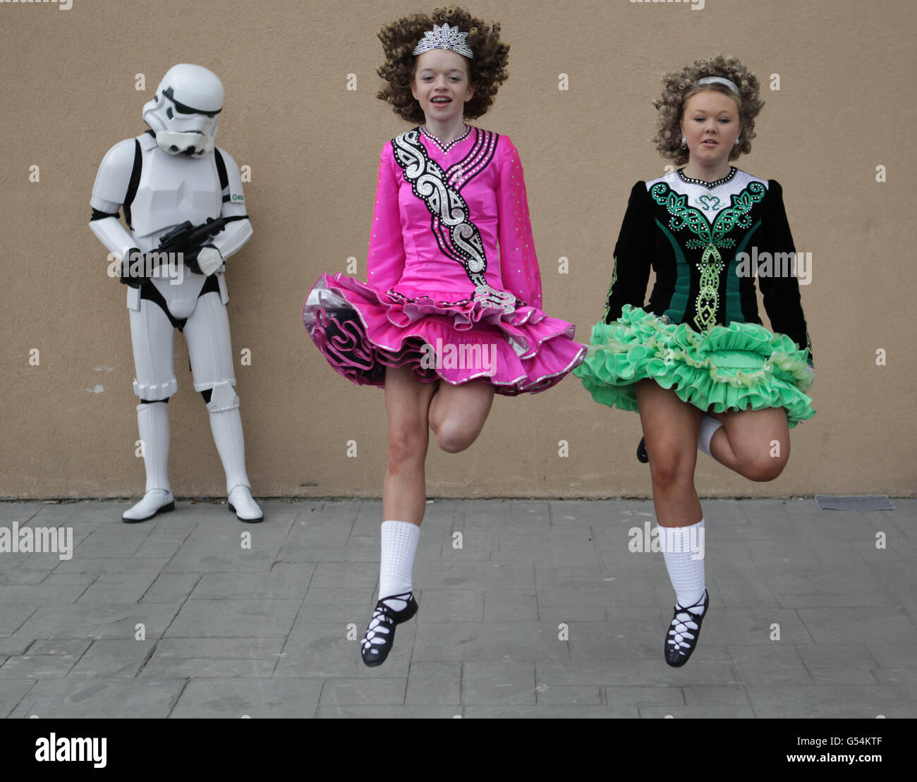 Sarah Duggan, 13, (links) und Shannon Tone, 14, üben den irischen Tanz neben einem Mann, der als Storm Trooper aus dem Film Star Wars gekleidet ist, während sie sich heute auf der Citywest Convention in Dublin treffen. Für die Invasion Dublin Star Wars Convention und die Irish Dancing Open Championships, die beide an diesem Wochenende stattfinden. Stockfoto Sarah Duggan, 13, (links) und Shannon Tone, 14, üben den irischen Tanz neben einem Mann, der als Storm Trooper aus dem Film Star Wars gekleidet ist, während sie sich heute auf der Citywest Convention in Dublin treffen. Für die Invasion Dublin Star Wars Convention und die Irish Dancing Open Championships, die beide an diesem Wochenende stattfinden. Stockfoto