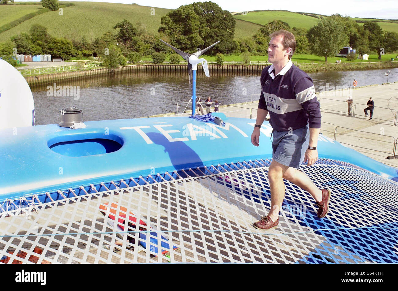 Skipper Pete Goss umrundet den Katamaran „Team Philips“, nachdem er auf den Relaunch vorbereitet wurde, auf der Werft des Meisterseglers in Totnes, Devon. * am 29. März dieses Jahres brach der Bug des 4 Millionen 120 Fuß langen Katamarans ab und schwebte während der Probefahrten vor den Scilly-Inseln davon. Stockfoto