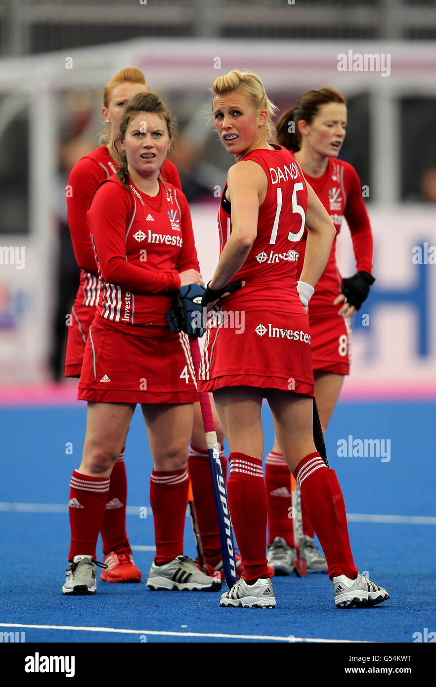 Die Briten Alex Danson (rechts) und Laura Unsworth halten inne, um sich während des Visa International Invitational Hockey Tournaments in der Riverbank Arena, London, die Videoaufzeichnung gegen China anzusehen. Stockfoto