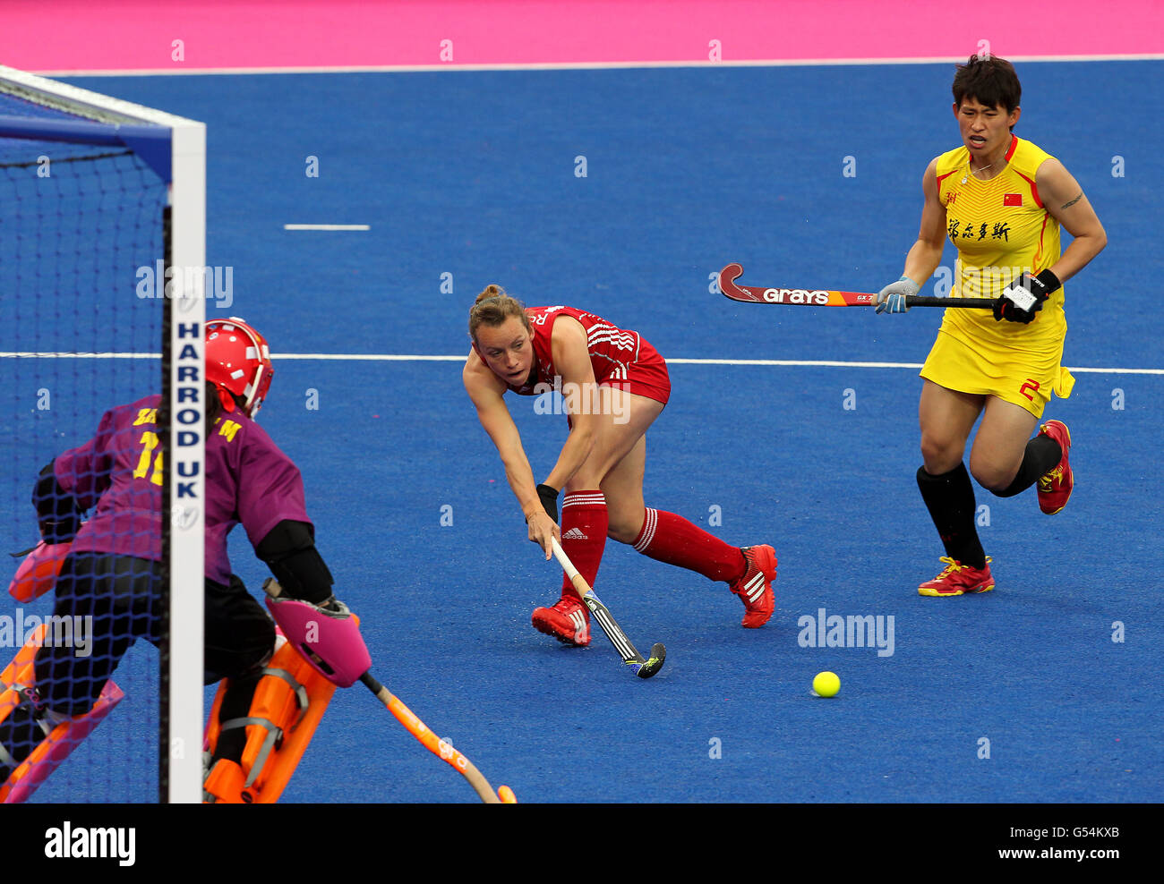 Hockey - Visa International Invitational Hockey Tournament - Tag Zwei - Riverbank Arena. Der britische Chloe Rogers stellt sich während des Visa International Invitational Hockey Tournaments in der Riverbank Arena, London, gegen China ein. Stockfoto