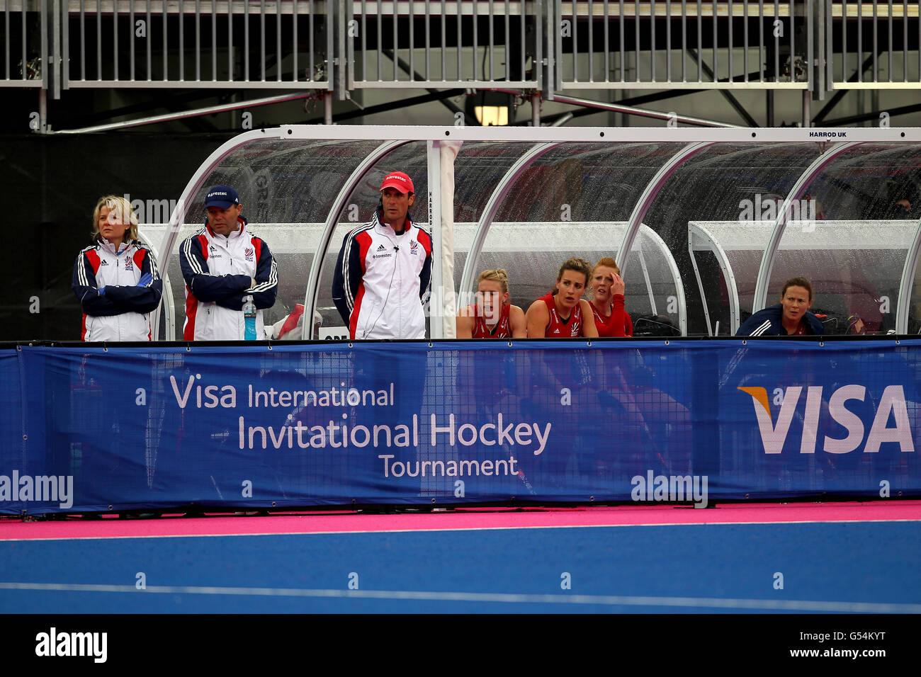 Großbritanniens Bank schaut gegen China während des Visa International Invitational Hockey Tournament in der Riverbank Arena, London. Stockfoto