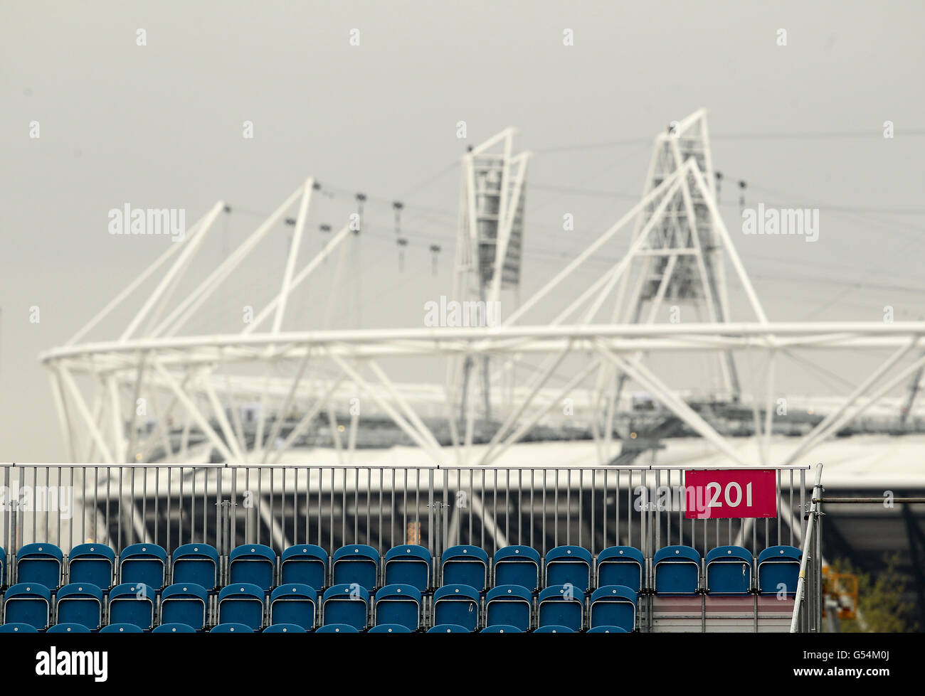 Der Blick über den Olympiapark zum Hauptstadion während des Visa International Invitational Hockey Tournaments in der Riverbank Arena, London. Stockfoto