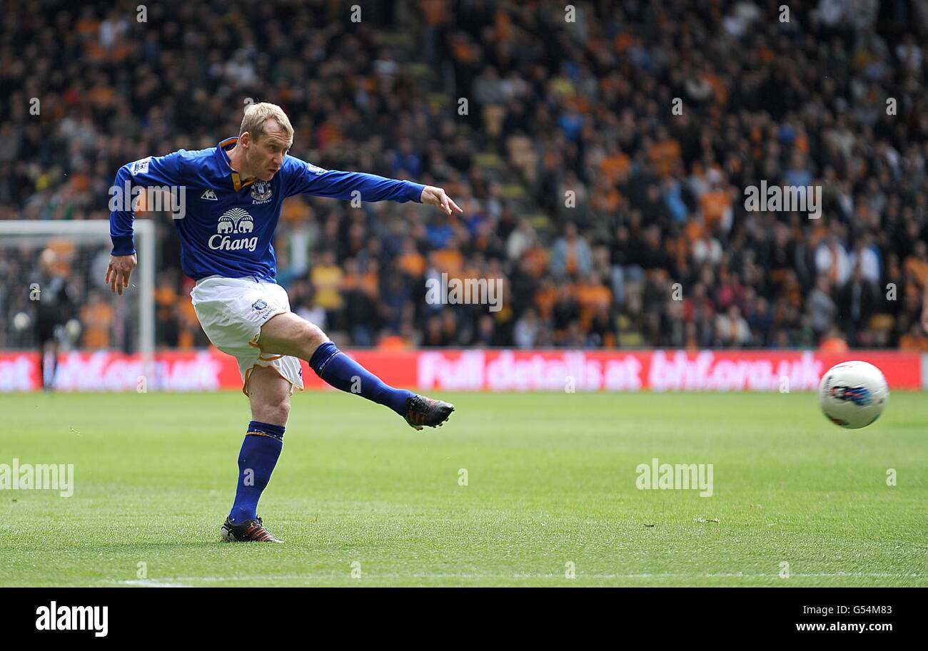 Fußball - Barclays Premier League - Wolverhampton Wanderers gegen Everton - Molineux Stadium. Evertons Tony Hibbert hat einen Schuss auf das Tor Stockfoto