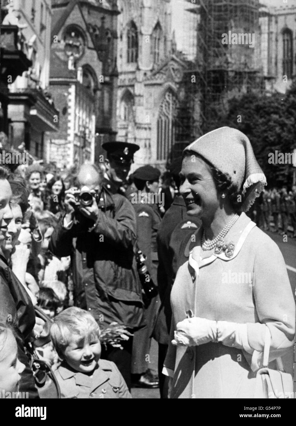 *gescannte Low-Res aus dem Druck, High-Res auf Anfrage erhältlich* Queen Elizabeth II in York zum 1900-jährigen Jubiläum. Stockfoto