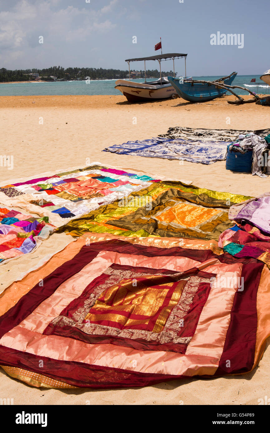 Provinz in Galle, Sri Lanka Unawatuna Beach, Textilien für den Verkauf auf Sand angezeigt Stockfoto
