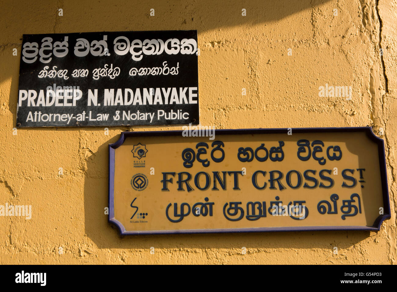 Sri Lanka, Galle Fort, vordere Cross Street, Schilder in drei Sprachen und Attorney At Law board Stockfoto
