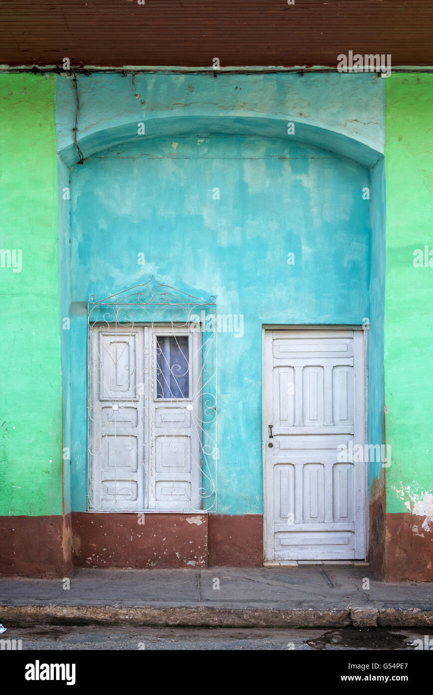 Bunte Fassade in einer Straße von Trinidad, Kuba Stockfoto