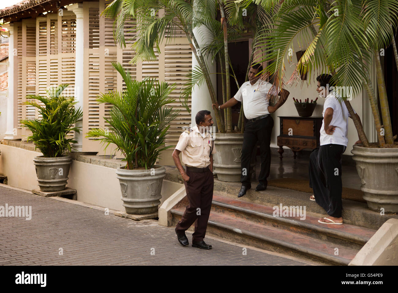 Sri Lanka, Galle Fort, Church Street, Galle Fort Hotel, Wachleute außerhalb Veranda Stockfoto