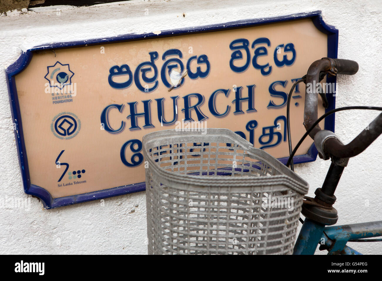 Sri Lanka, Galle Fort, Church Street, mehrsprachige Zeichen und Fahrradkorb Stockfoto