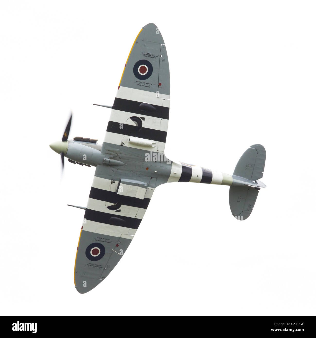 LEEUWARDEN, Niederlande - 10. Juni 2016: Ein Vintage Spitfire Jagdflugzeug macht einen niedrigen Überflug für die Öffentlichkeit in den königlichen Ne Stockfoto