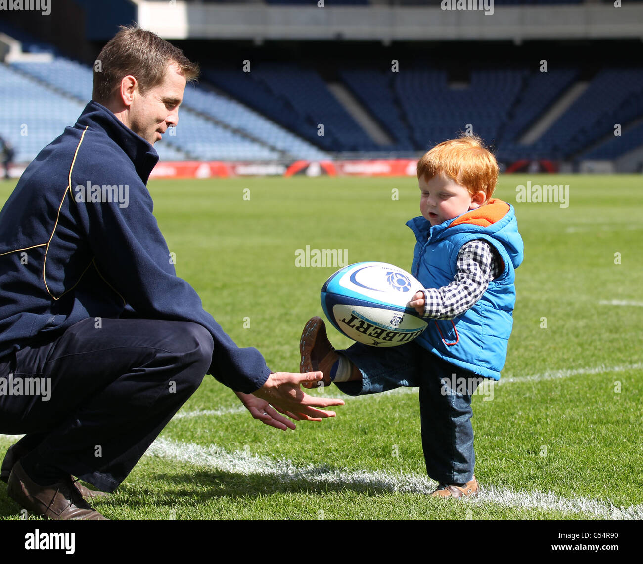 Chris Paterson mit Lachlan Milne (Urenkel von John MacPhail) während einer Fotokonferenz, um seinen neuen Job als Botschafter und Trainer bei Scottish Rugby während der Pressekonferenz in Murrayfield, Edinburgh, bekannt zu geben. DRÜCKEN Sie VERBANDSFOTO. Bilddatum: Dienstag, 8. Mai 2012. Bildnachweis sollte lauten: Lynne Cameron/PA Wire Stockfoto