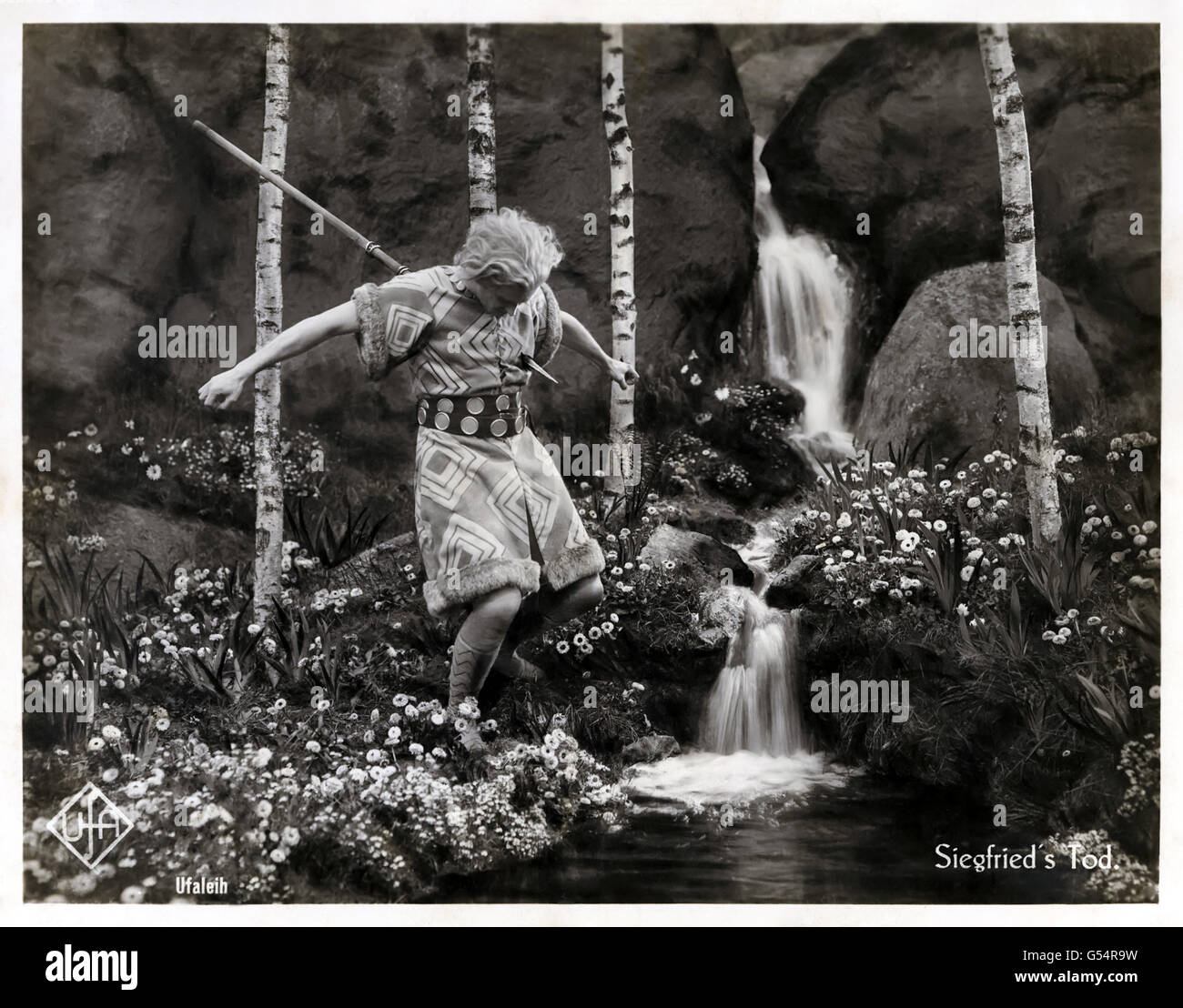 "Sterben Nibelungen: Siegfried" 1924 deutscher fantasy-Film unter der Regie von Fritz Lang (1890-1976) Lobby Ursprungskarte zeigt Siegfrieds (Paul Richter) Tod im Frühjahr. Stockfoto