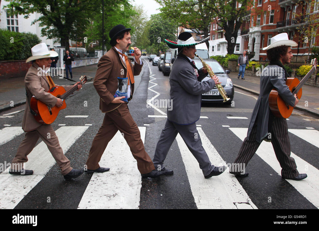 Eine mexikanische Mariachi-Band mit einem englischen Twist trotzen dem Londoner Wetter an der Abbey Road, als Tyrrells neue Tortilla-Chips, TorTyrrells, auf den Markt bringen. Stockfoto
