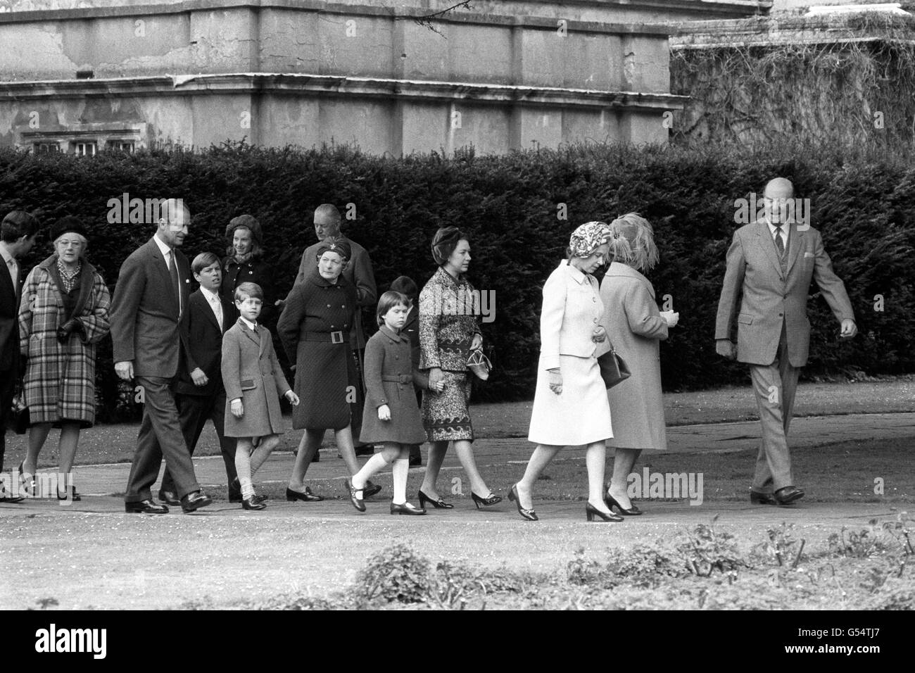 Die königliche Familie geht zur Kirche in Badminton. (l-r) nicht identifizierte Person, der Herzog von Edinburgh, Prinz Andrew, Prinz Edward, die Herzogin von Beaufort, Lady Sarah Armstrong-Jones, Prinzessin Margaret, Königin Elizabeth II, die Königin Mutter und der Herzog von Beaufort. Stockfoto