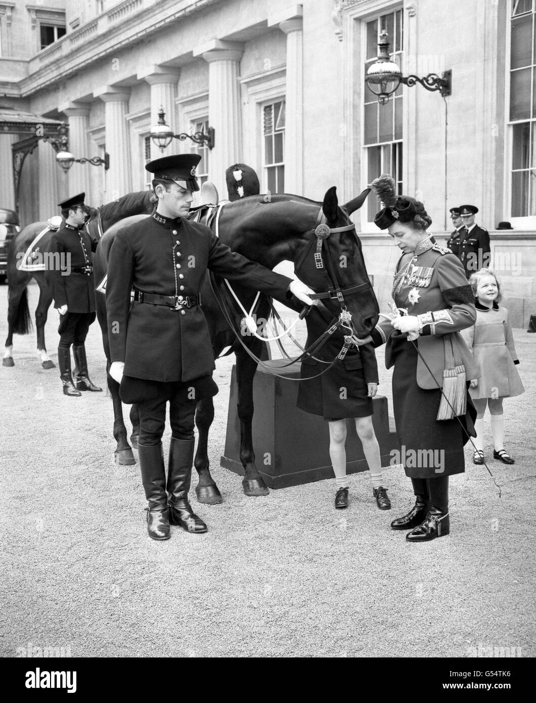 Königin Elizabeth II. Gibt dem Polizeipferd Burma, das sich nach dem Trooping the Color im Buckingham Palace befindet, Zucker. Hinter dem Pferd versteckt sich Prinz Edward und rechts Marina Ogilvy, Tochter von Prinzessin Alexandra. Stockfoto