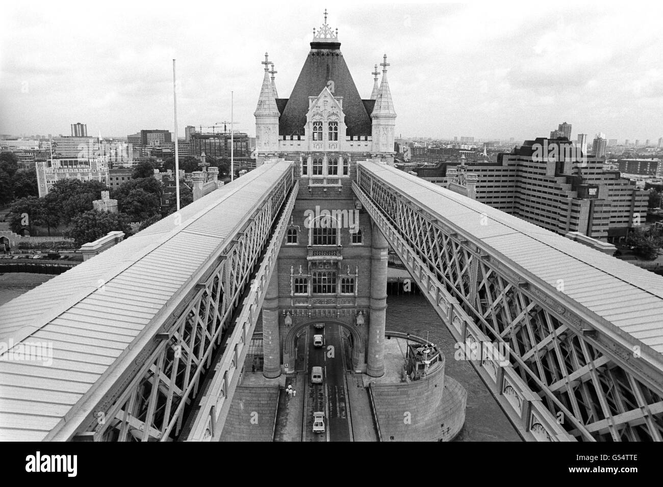 Londons neueste Touristenattraktion - das Innere und die hohen Spaziergänge der Tower Bridge. Stockfoto
