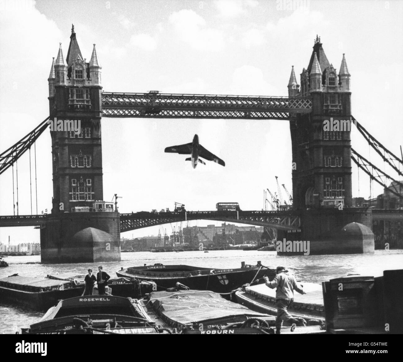 Ein zusammengesetztes Bild eines RAF Hawker Hunter Düsenjägers zwischen den Überspannen der Tower Bridge, das zeigt, wie der jüngste Vorfall an der Bridge ausgesehen hätte. Augenzeugen zufolge hatte ein RAF-Jet am frühen Morgen das Parlamentsgebäude und das Shell-Mex-Gebäude durchgeschummt. Die MOD bestätigte, dass es sich um einen „nicht autorisierten Flug“ handelt und dass die Angelegenheit untersucht wird. Stockfoto
