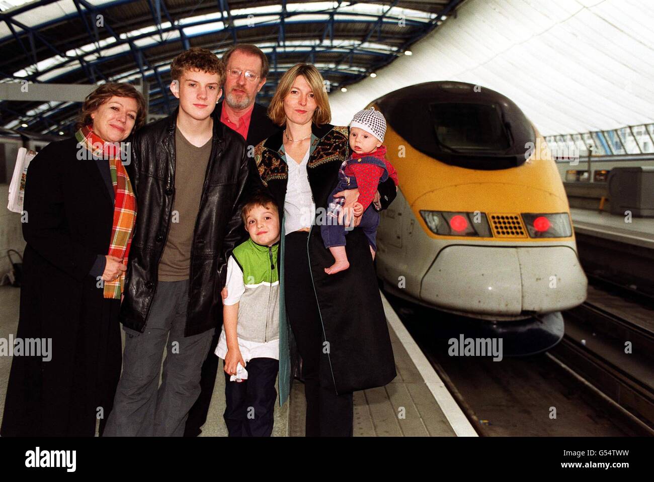 KiKa Markham (L) mit Sohn Arden, 17, und Ehemann Corin Redgrave und Jemma Redgrave mit den Söhnen Gabriel, sechs und Baby Alfie, 5 Monate, bevor sie an der Londoner Waterloo Station nach Paris in einen Eurostar-Zug einsteigen, um am Filmfestival „Typiquement British“ teilzunehmen. * das von der Eurostar Group Ltd gesponserte und vom British Council, dem British Film Institute und dem Centre Centre Centre Centre Centre Centre Centre Centre Centre Centre Centre Centre Centre Centre Centre Centre Centre Centre Centre Centre Centre Centre Centre Centre Centre Centre Centre Centre Centre Centre Centre Centre Centre Centre Centre Centre Centre Centre Centre Centre Centre Centre Centre Centre Centre Centre Centre Centre Centre Die Patenschaft läuft von heute bis März 5 2001. Stockfoto
