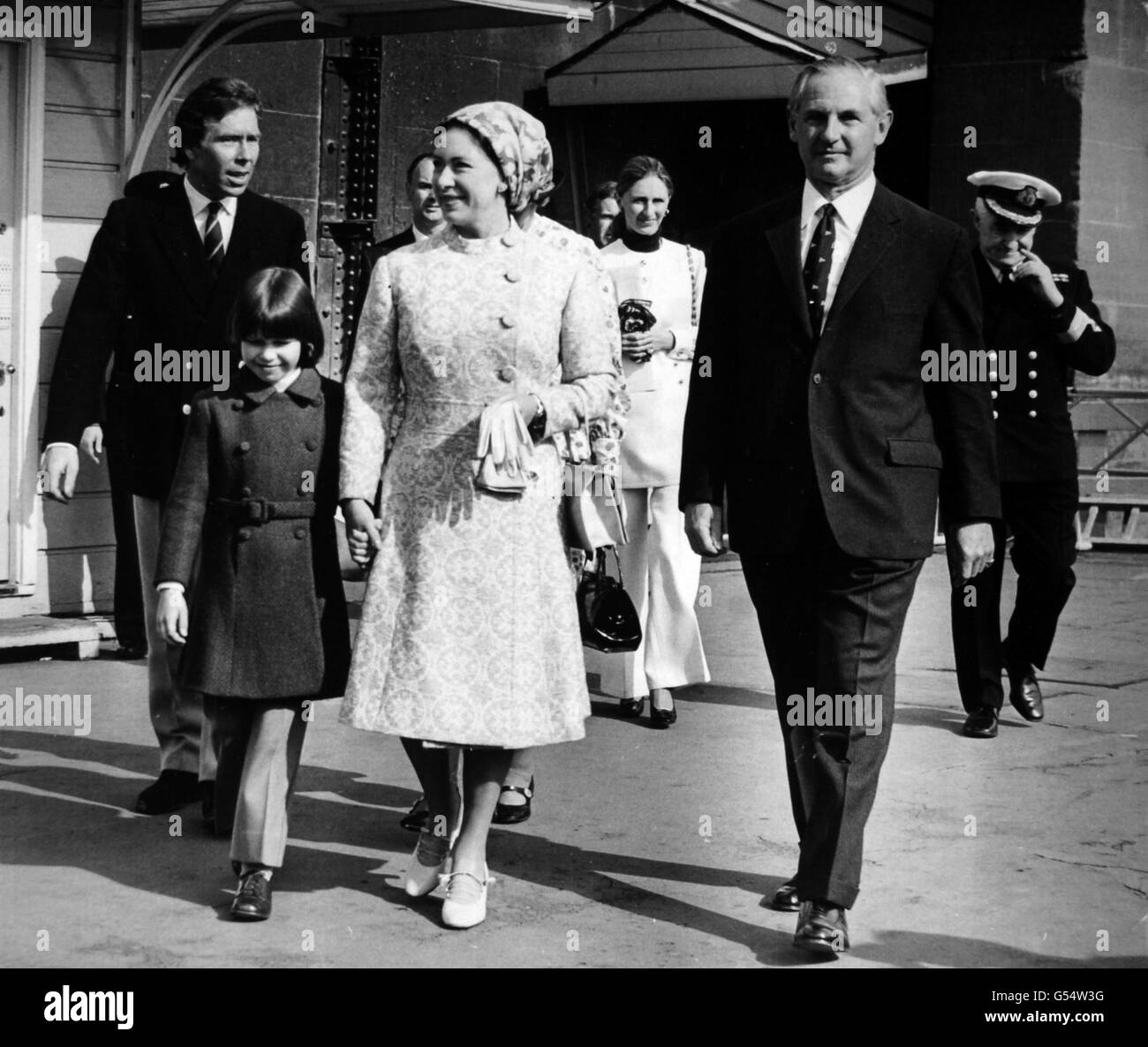 *gescannte Low-Res aus Print, High-Res auf Anfrage* Prinzessin Margaret in Westminster mit Lord Snowdon und ihrer Tochter Lady Sarah Armstrong-Jones. Stockfoto
