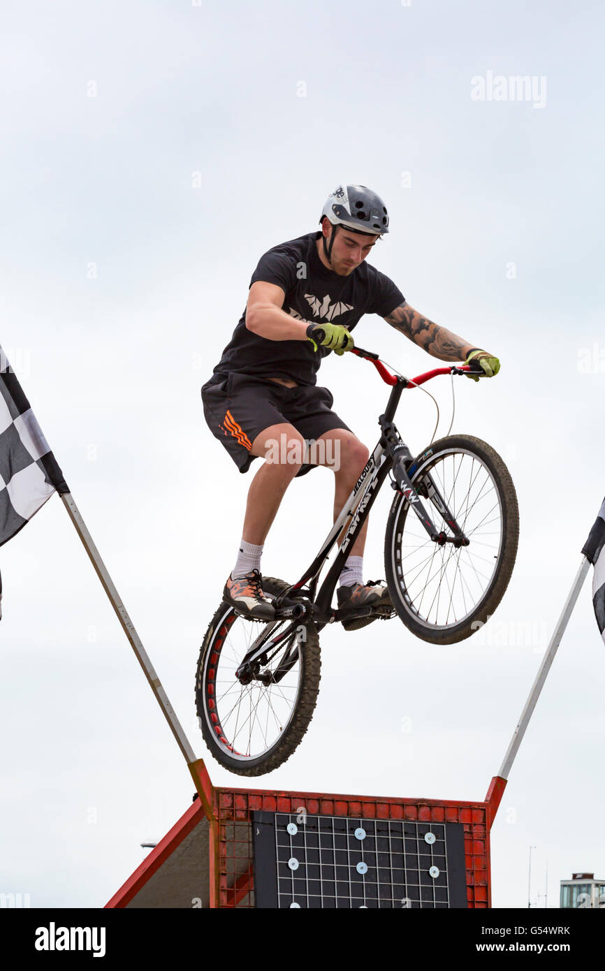 BMX-Stunt-Fahrer in Bournemouth Beach am 1. Tag des Bournemouth Räder Festival im Juni Stockfoto