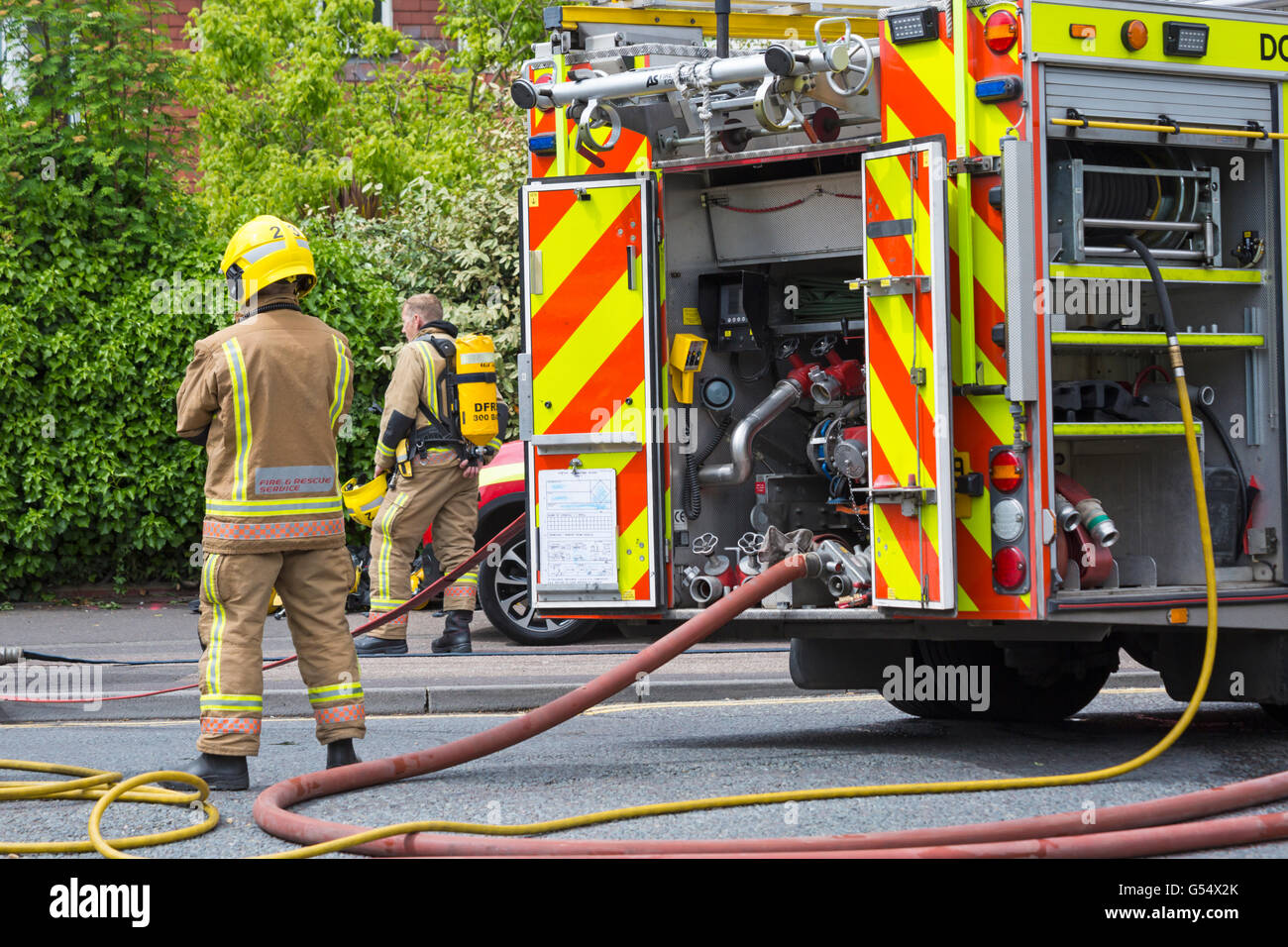 Feuerwehrwagen und Feuerwehrmänner, die im Juni im alten Belvedere Hotel, Bath Road, Bournemouth, Dorset UK an der Feuerwehr teilnehmen. Feuerwehrmann Feuerwehrmann Stockfoto