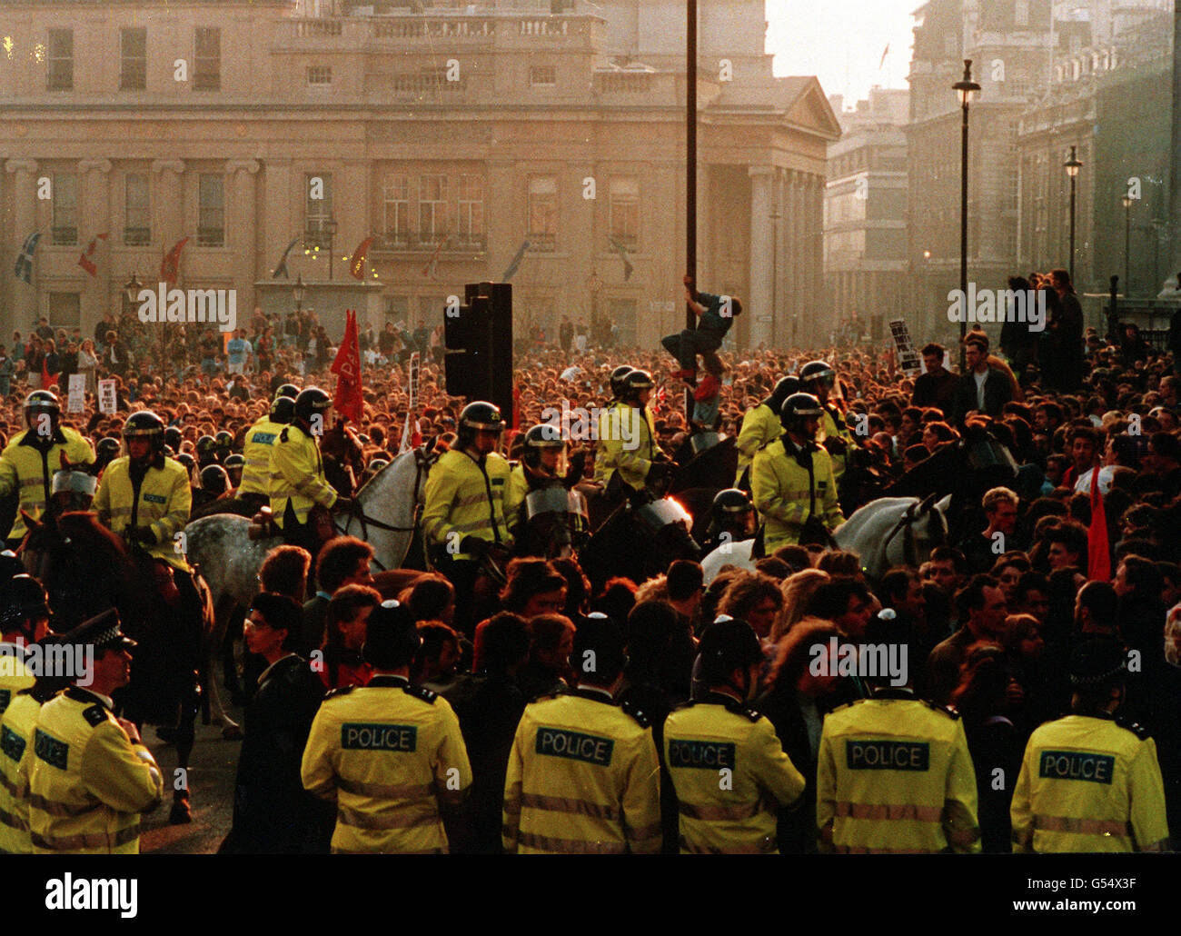 Berittene Polizisten und Polizisten zu Fuß versuchen, eine Menschenmenge zu kontrollieren, die sich auf dem Trafalgar Square in London versammelt, um gegen die von der konservativen Regierung erhobene Poll-Steuer zu protestieren. Der Protest entwickelte sich später zu einem Aufruhr im Londoner West End. Stockfoto