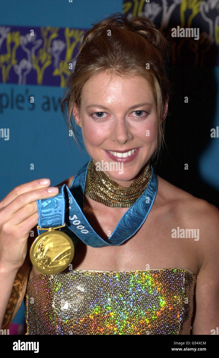 Die olympische Goldmedaillengewinnerin Stephanie Cook (moderner Fünfkampf) zeigt ihre Goldmedaille in der Royal Albert Hall in London für die „People's Awards“. Stockfoto