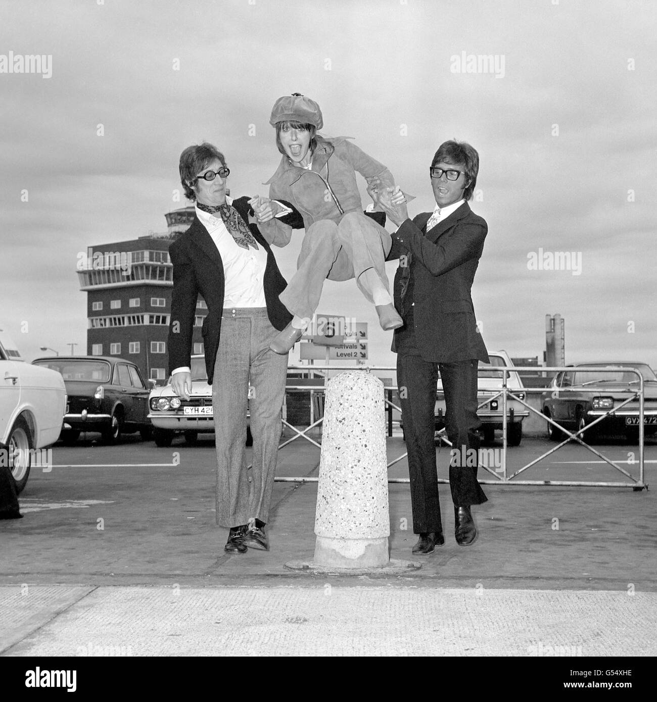 Unterhaltung - Una Stubbs, Cliff Richard und Hank Marvin - Heathrow Flughafen Stockfoto