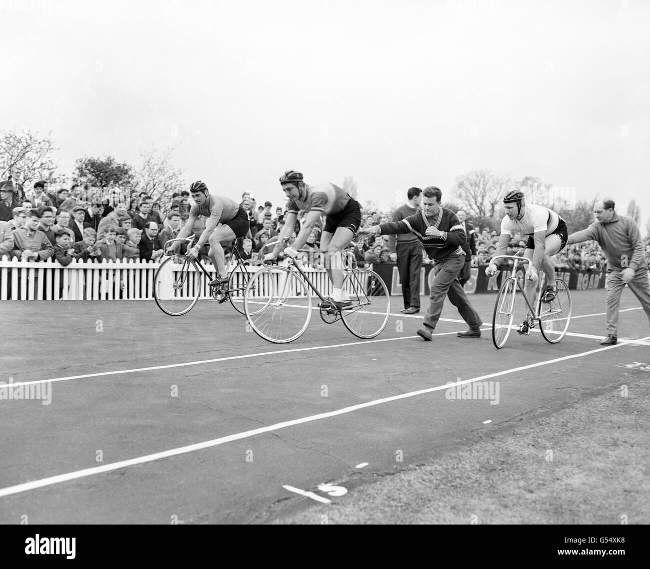 Radfahren - Southern Counties Cycling Union International Cycle Racing Festival - Herne Hill, London. Der Beginn von Heat 1, Event 1, von links nach rechts, Roland Surrugue (Frankreich), Tassie Johnson, (Australien) und Gunther Kaslowski (Westdeutschland). Stockfoto