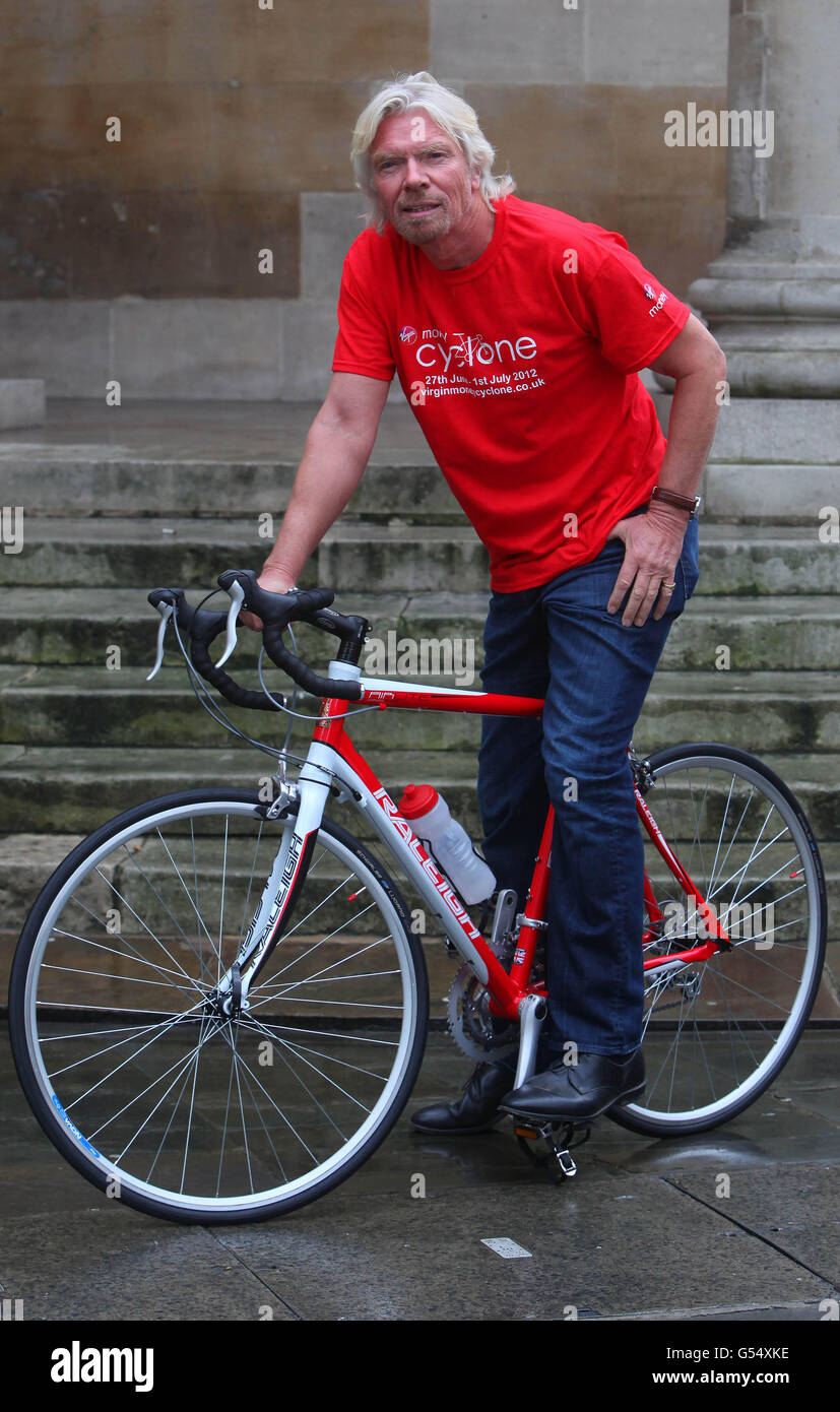 Sir Richard Branson fährt mit dem Fahrrad auf die Straßen Londons, um das bevorstehende Virgin Money Cyclone Cyclone Festival zu promoten. Stockfoto