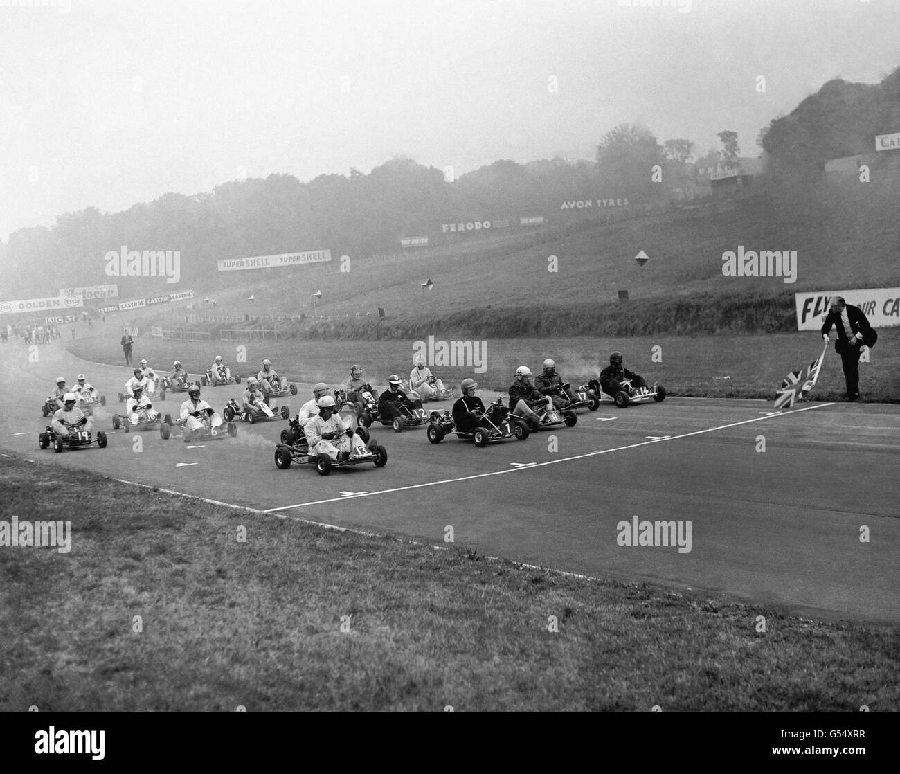 Motorsport - British Kart Championship - Brands Hatch. Der Start von Event 1 für Fahrzeuge der Klasse 1, gewonnen von John Brise (13) in einem Brise Trak Kart. Stockfoto