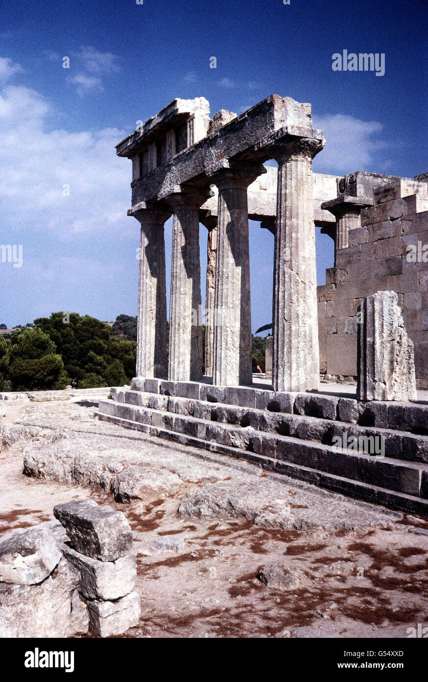 ÄGINA: Die Überreste des Tempels von Afaia (eine Nymphe) auf der Insel Aegina, Teil der argo-saronischen Gruppe griechischer Inseln. Der dorische Tempel aus dem 5. Jahrhundert v. Chr., leicht vor dem Parthenon, ist einer der am besten erhaltenen in Griechenland. Seine Murmeln befinden sich derzeit in einem Münchner Museum. Stockfoto