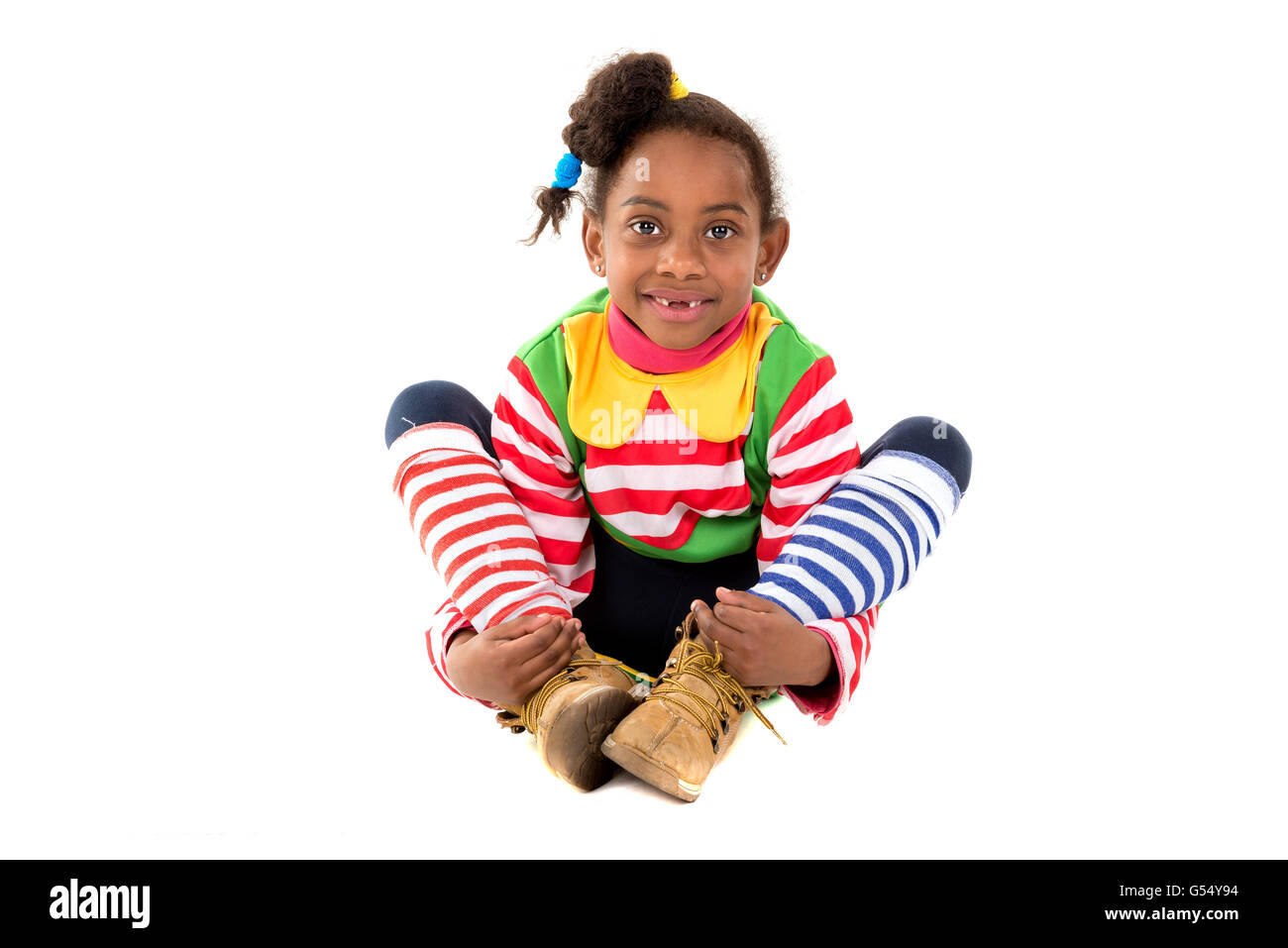 Junges Mädchen mit Clownskostüm isoliert in weiß Stockfoto