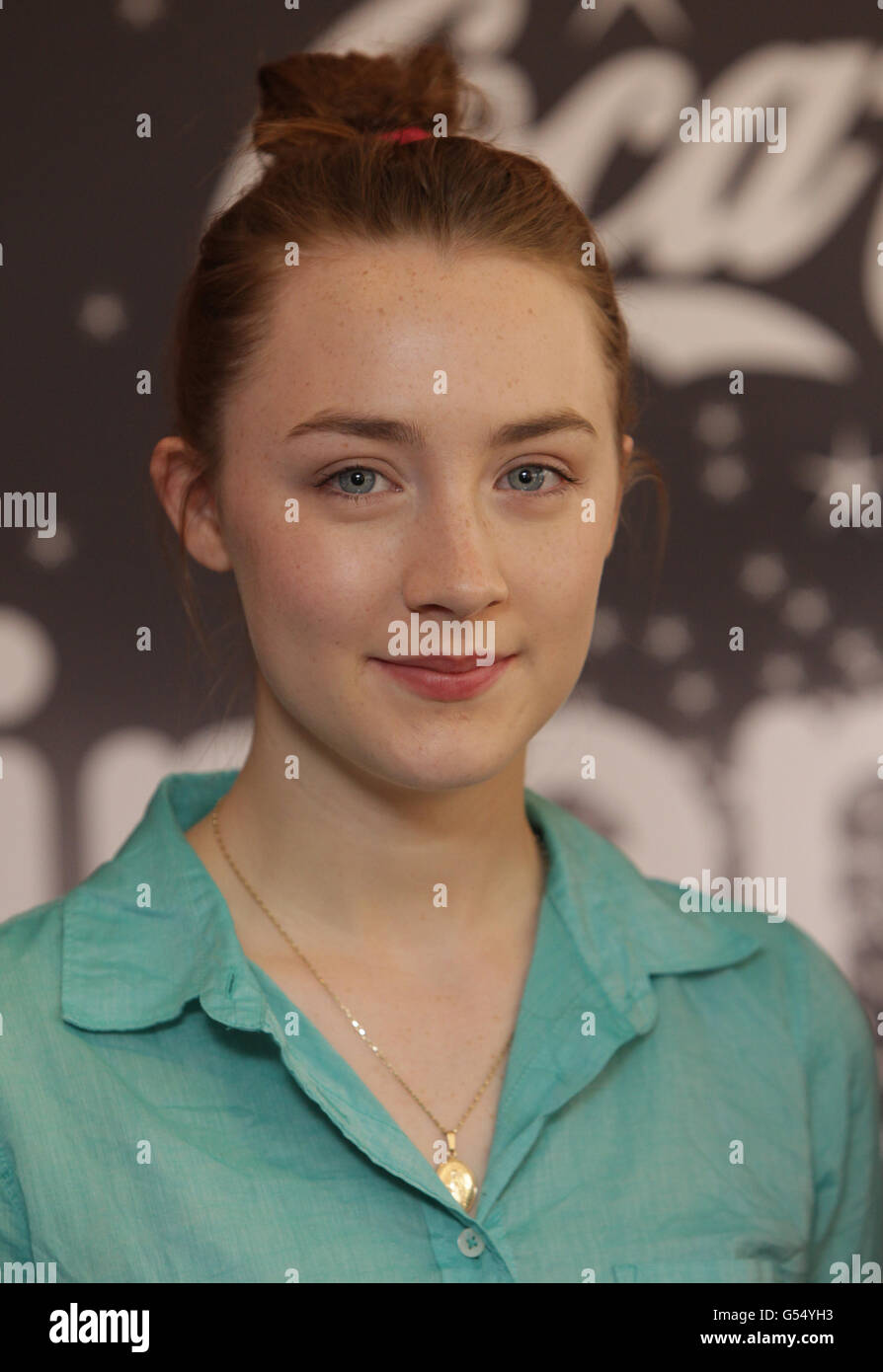 Schauspielerin Saoirse Ronan, Schirmherrin des Cinemagic Festivals, nimmt an einer Fotoschau im Burlington Hotel in Dublin Teil, bevor sie einige der Teilnehmer in Workshops trifft, die während des Coca-Cola Cinemagic International Film and Television Festival for Young People stattfinden. Stockfoto