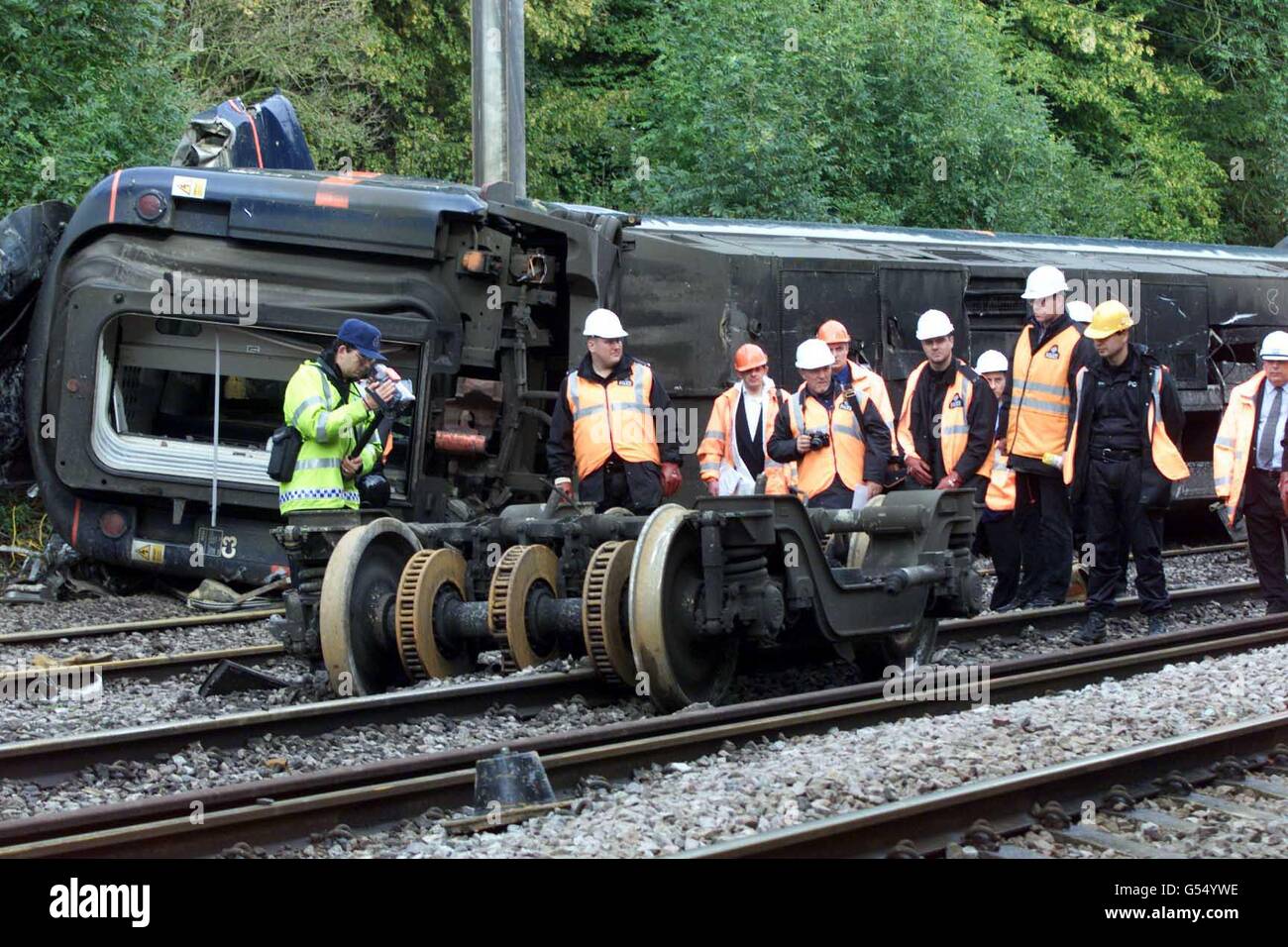 Die Bahnabsturzforscher suchen sich ihren Weg durch die Trümmer des Eisenbahnunglücks in Hatfield, während sie sorgfältig nach Hinweisen auf die Ursache der Katastrophe suchten, bei der vier Menschen getötet und Dutzende weitere verletzt wurden. * das Wrack beinhaltete einen Satz von vier Zugrädern, die unter dem Buffetwagen zerrissen worden waren, als es mit einer Geschwindigkeit von etwa 110 mph umkippte. Stockfoto