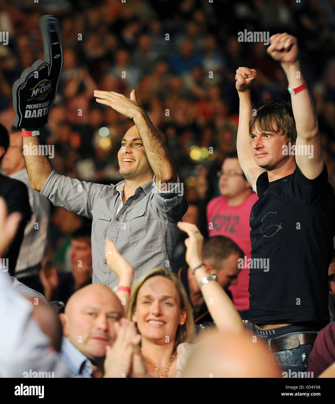 Fans während der McCoy's Premier League Darts, PDC Darts Play-off Finale, in der O2 Arena, North Greenwich, London. Stockfoto