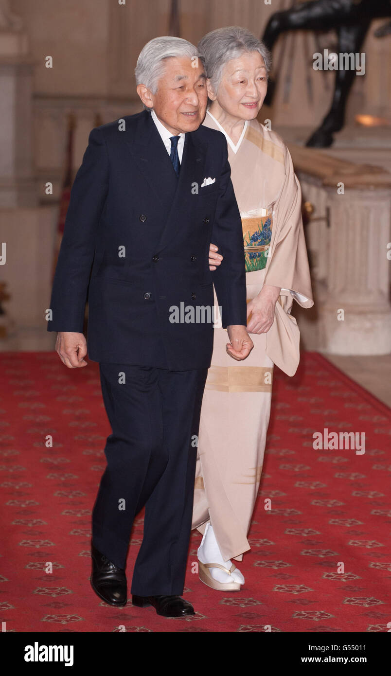 Der Kaiser und die Kaiserin Japans kommen zu einem Mittagessen zu Ehren des Diamantenjubiläums von Königin Elizabeth II. Im Schloss Windsor in Windsor, Berkshire. Stockfoto