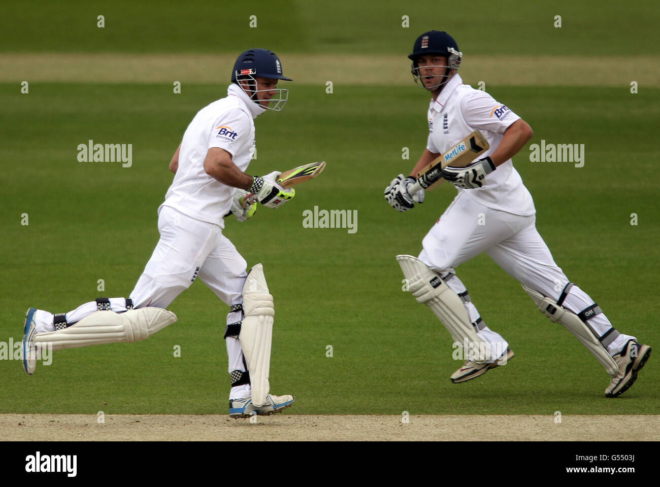 Cricket - 2012 Investec Test Series - England gegen West Indies - erster Test - Tag zwei - Lord's Cricket Ground. Der englische Schlagmann Andrew Strauss (links) Jonathan Trott während des Investec International Test Match am Lords Cricket Ground, London. Stockfoto