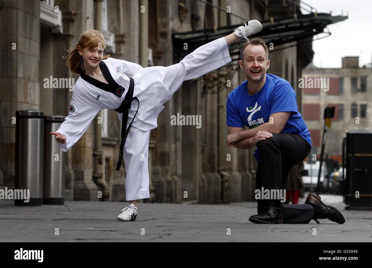 Herr der Ringe-Star Billy Boyd ist mit Jordyn Smith vor einem Taekwondo-Guinness-Weltrekordversuch im Grand Central Hotel in Glasgow, Schottland. Stockfoto