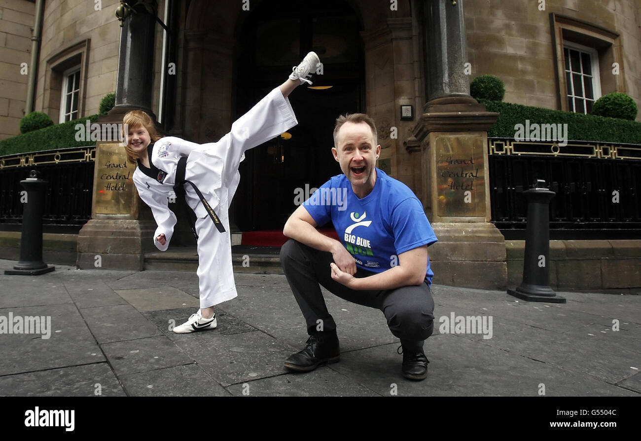 Herr der Ringe-Star Billy Boyd ist mit Jordyn Smith vor einem Taekwondo-Guinness-Weltrekordversuch im Grand Central Hotel in Glasgow, Schottland. Stockfoto