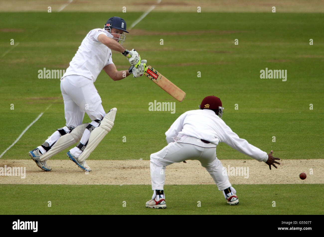Cricket - 2012 Investec Test Series - England gegen West Indies - erster Test - Tag zwei - Lord's Cricket Ground. Der englische Schlagmann Andrew Strauss ergänzt seine Punktzahl während des Investec International Test Match am Lords Cricket Ground, London. Stockfoto