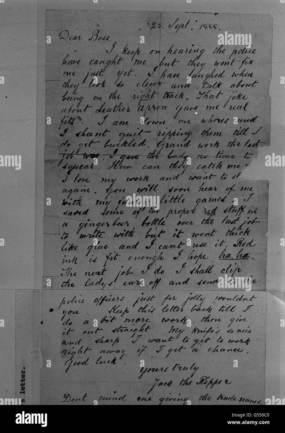 Ein in roter Tinte geschriebener Brief mit der Unterschrift „Yours truly, Jack the Ripper“ ist zurück bei Scotland Yard, nachdem er vor langer Zeit in Polizeiakten vermisst wurde. An „The Boss“ gerichtet, wurde es im September 1888 an „The Central News Office, London City“ geschickt. Stockfoto