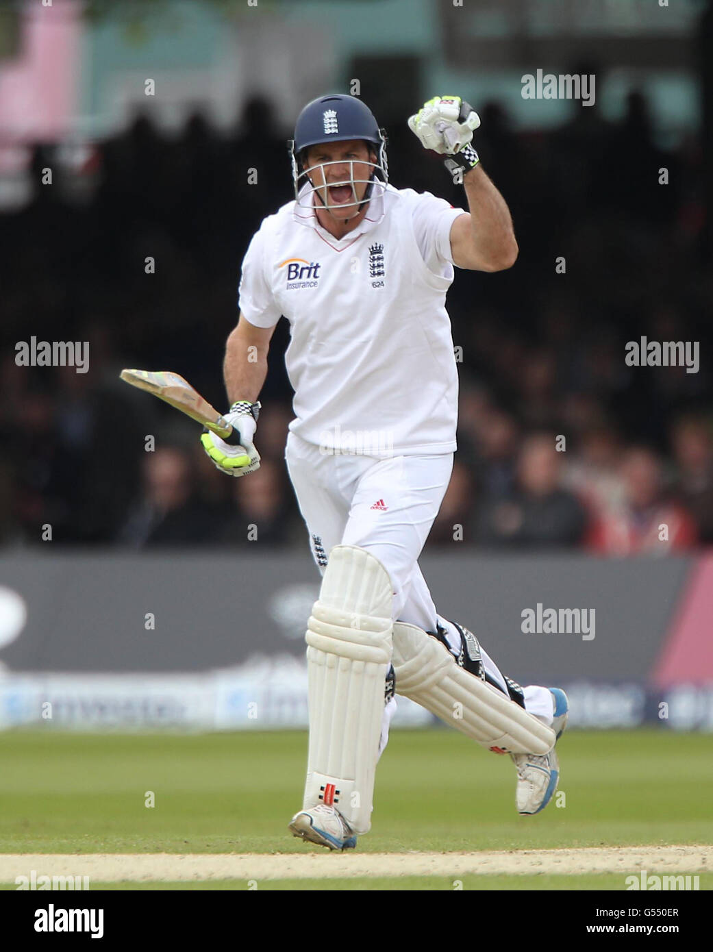 Cricket - 2012 Investec Test Series - England gegen West Indies - erster Test - Tag zwei - Lord's Cricket Ground. Der englische Kapitän Andrew Strauss feiert ein Jahrhundertstor während des Investec International Test Match im Lords Cricket Ground, London. Stockfoto