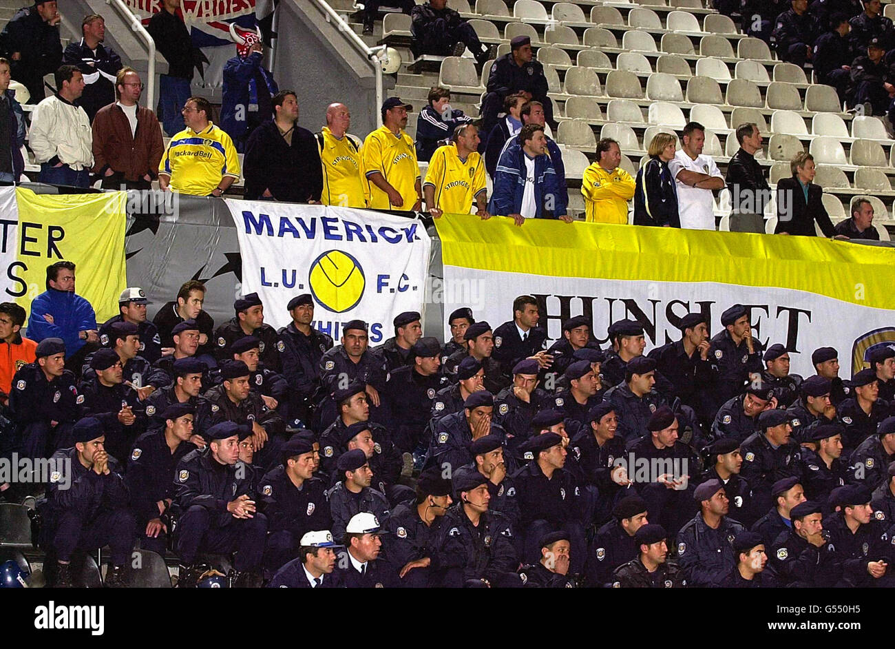 Leeds-Fans unter Polizeibewachung während des Champions-League-Spiels der Gruppe H zwischen Besiktas JK und Leeds United im Inonu Stadium, Istanbul, Türkei. Stockfoto