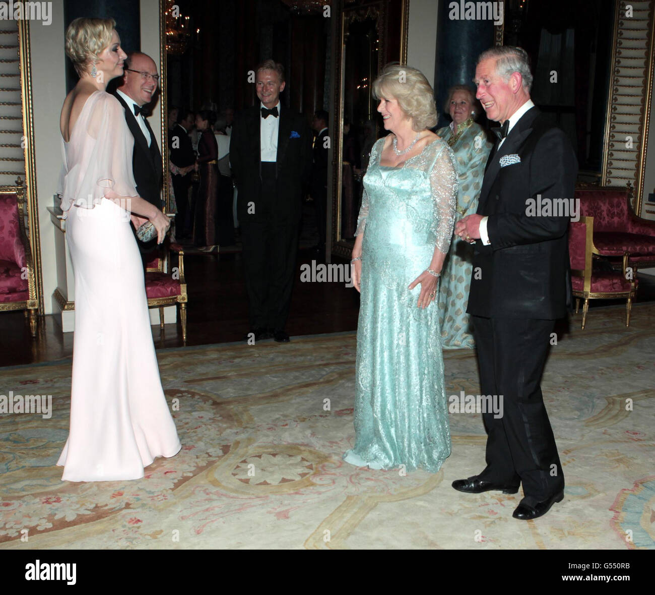 Der Prinz von Wales und die Herzogin von Cornwall begrüßen Prinz Albert II. Und Prinzessin Charlene von Monaco, als sie zum Abendessen im Buckingham Palace, London, für ausländische Herrscher zum Gedenken an das Diamantenjubiläum ankommen. Stockfoto