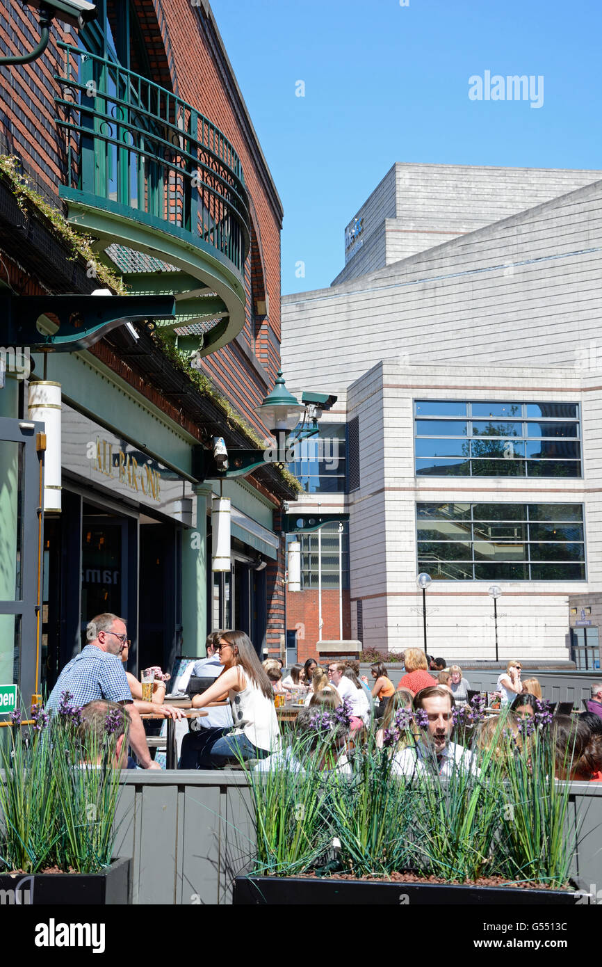 Menschen entspannen in einem Straßencafé am Rand Wassers in Brindleyplace, Birmingham, England, Vereinigtes Königreich, West-Europa. Stockfoto