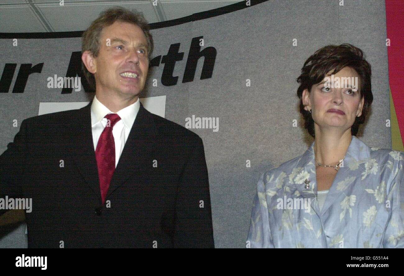 Der britische Premierminister Tony Blair, der in Begleitung seiner Frau Cherie an einer Labour-North-Party-Delagates-Funktion in Brighton teilnimmt. Stockfoto
