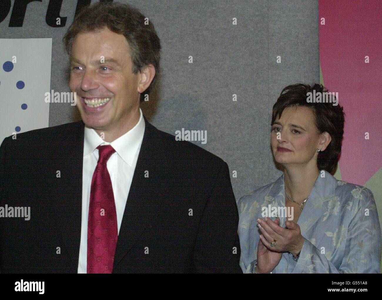 Der britische Premierminister Tony Blair nimmt in Begleitung seiner Frau Cherie an einer Delegiertenfeier der Labour-North-Partei im Metropole Hotel in Brighton Teil. Stockfoto