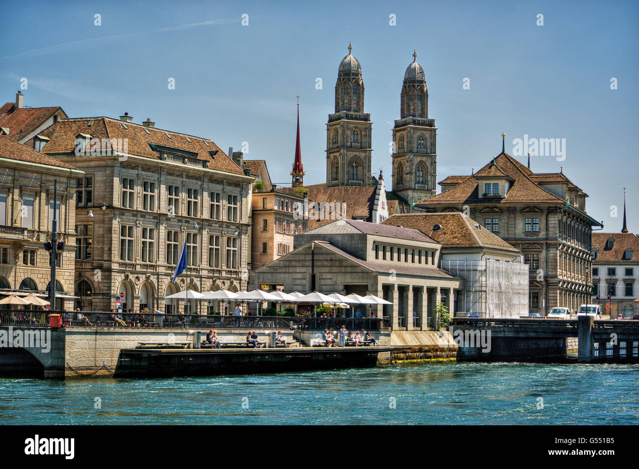 Konzentrieren Sie Juni 2016, urban Erfassung von Zürich, sich auf große Minster Kathedrale, das Rathaus und der Limmat, HDR-Technik Stockfoto